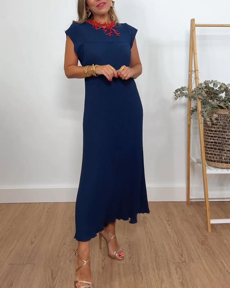Simple solid color sleeveless pleated dress
