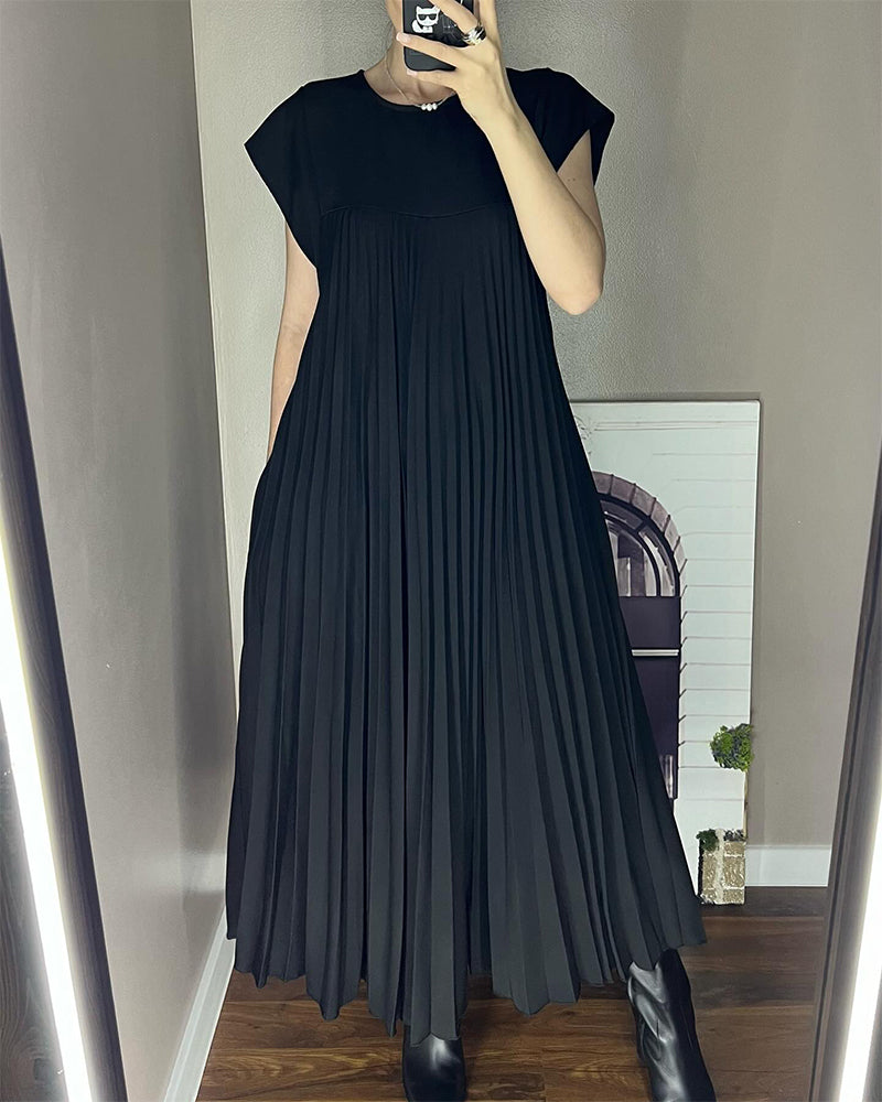 Simple solid color sleeveless pleated dress